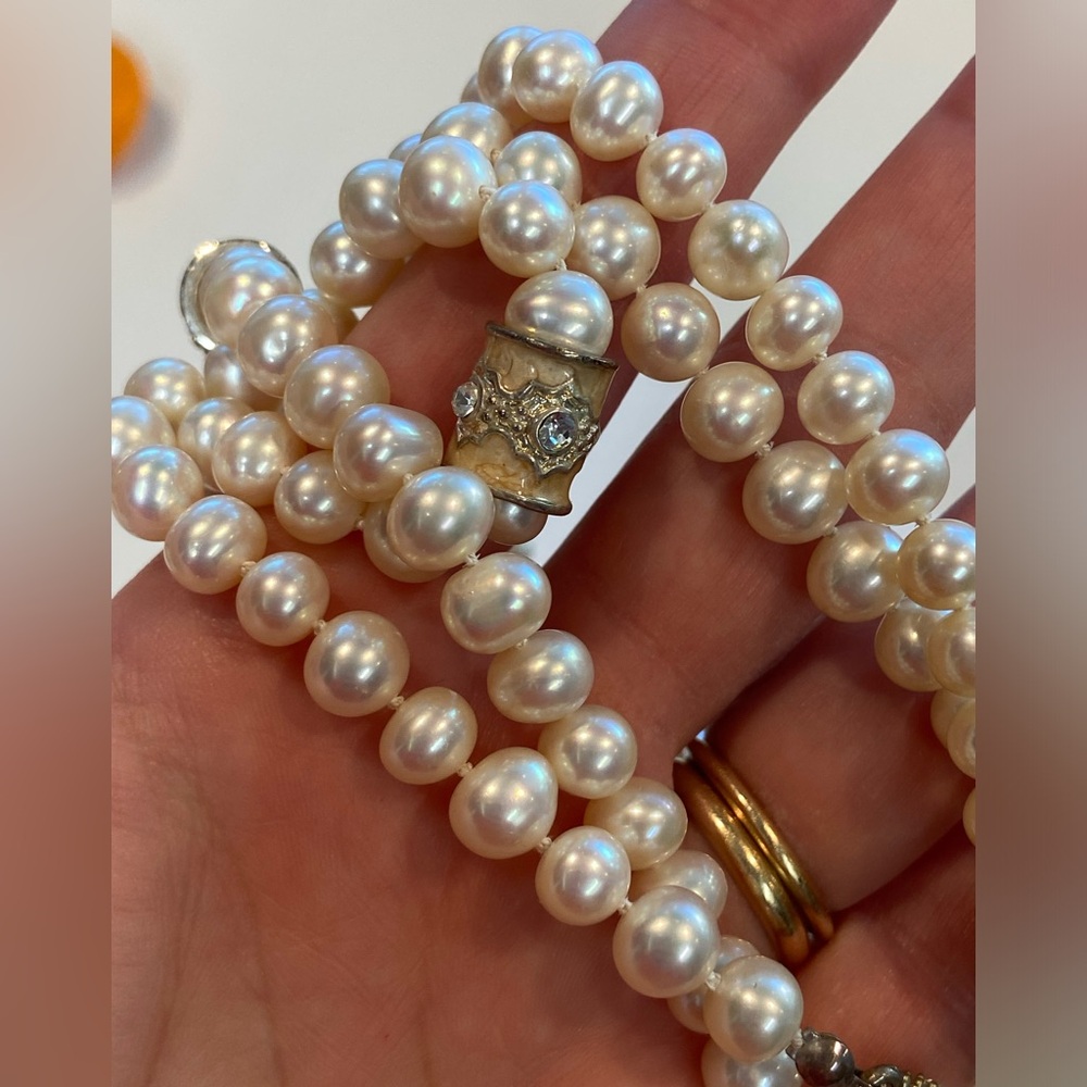 Freshwater pearls creamy white, hand knotted 57” necklace and bracelet set - Picture 6 of 11